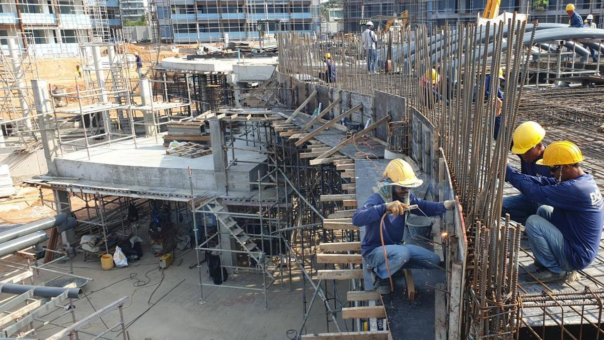 steel rods wall construction with dolce team